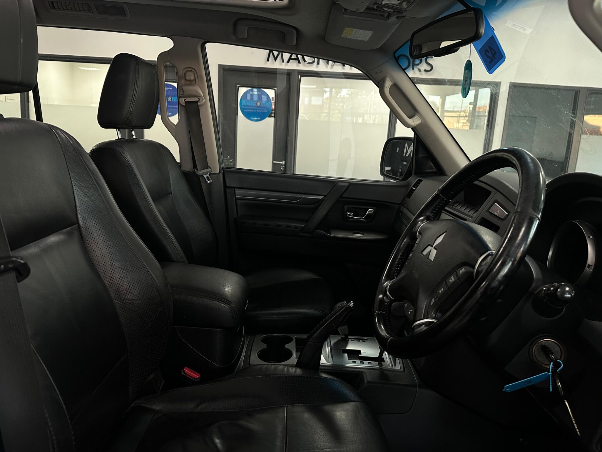 Mitsubishi Shogun view 15