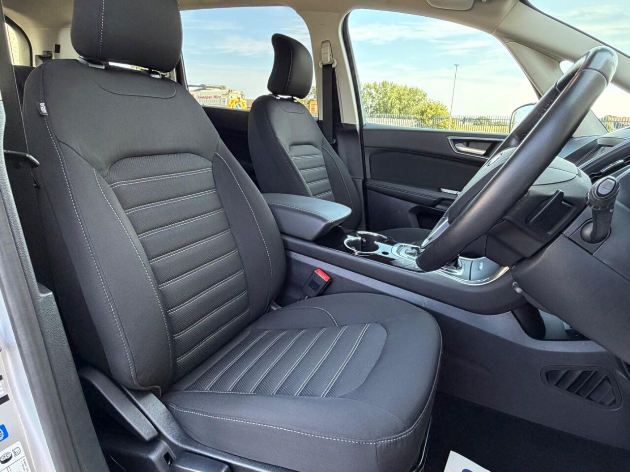 Ford Galaxy view 23