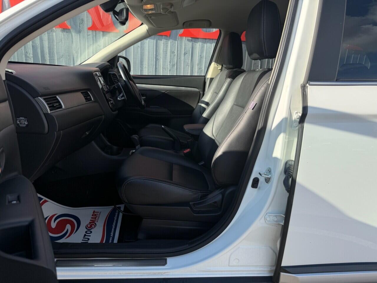 Mitsubishi Outlander view 2