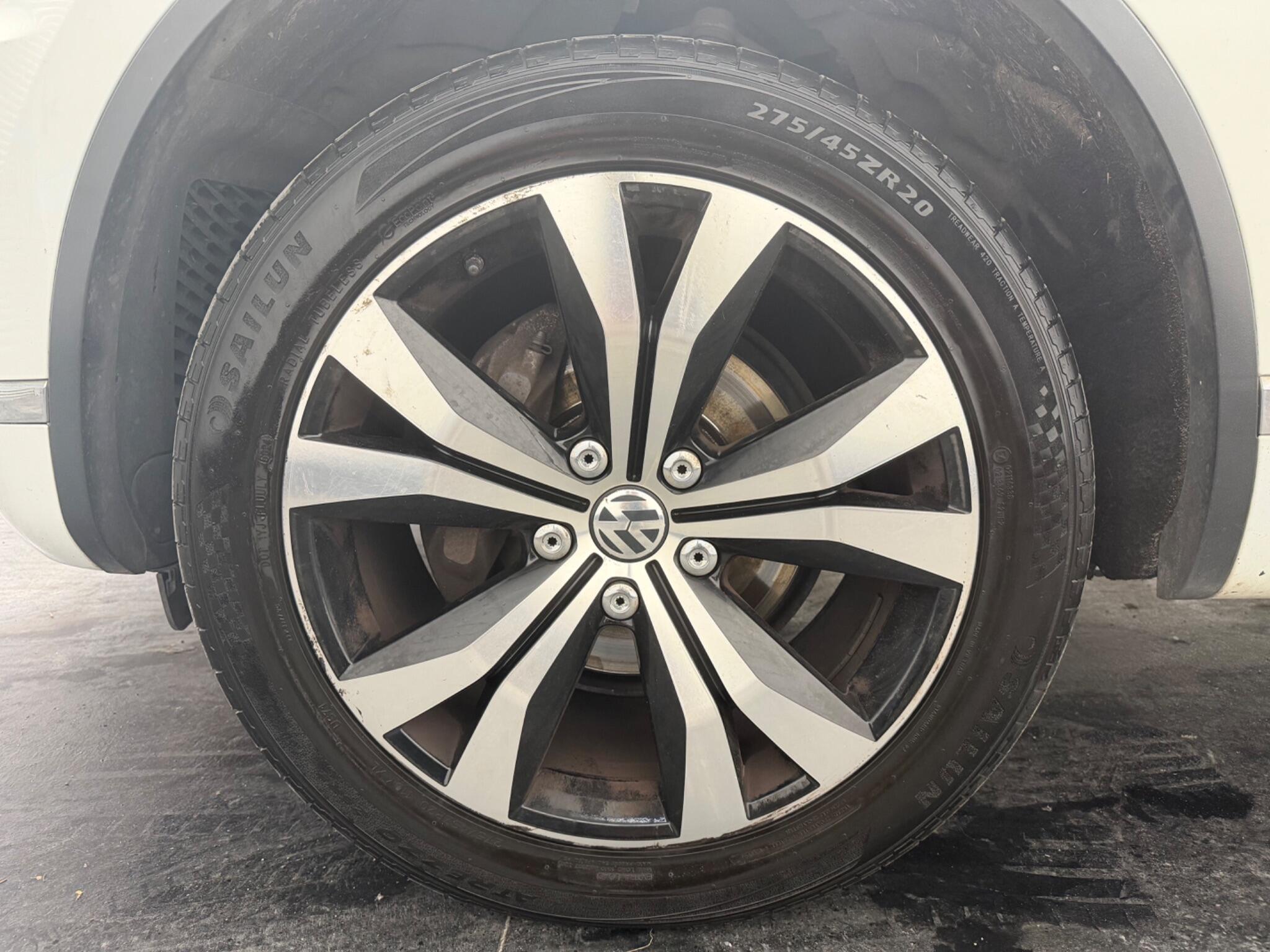 Volkswagen Touareg view 16