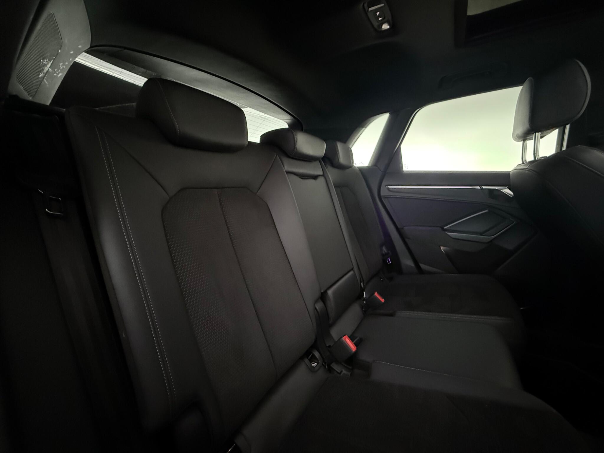 Audi Q3 view 32