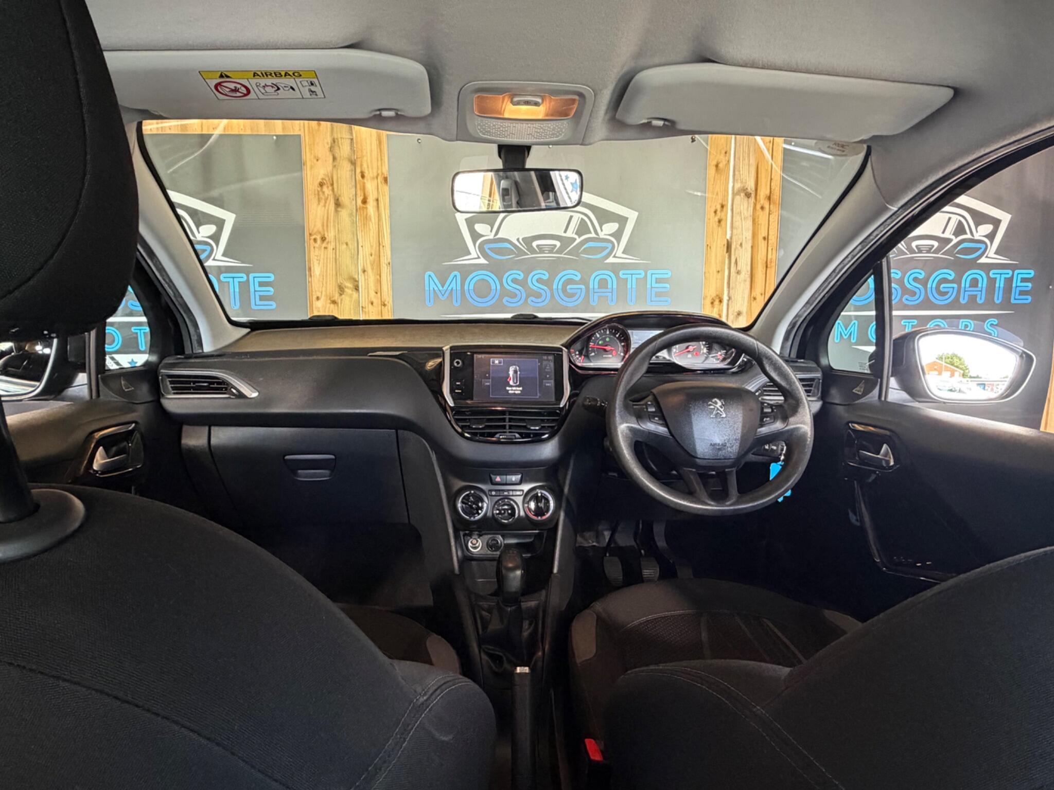 Peugeot 208 view 18