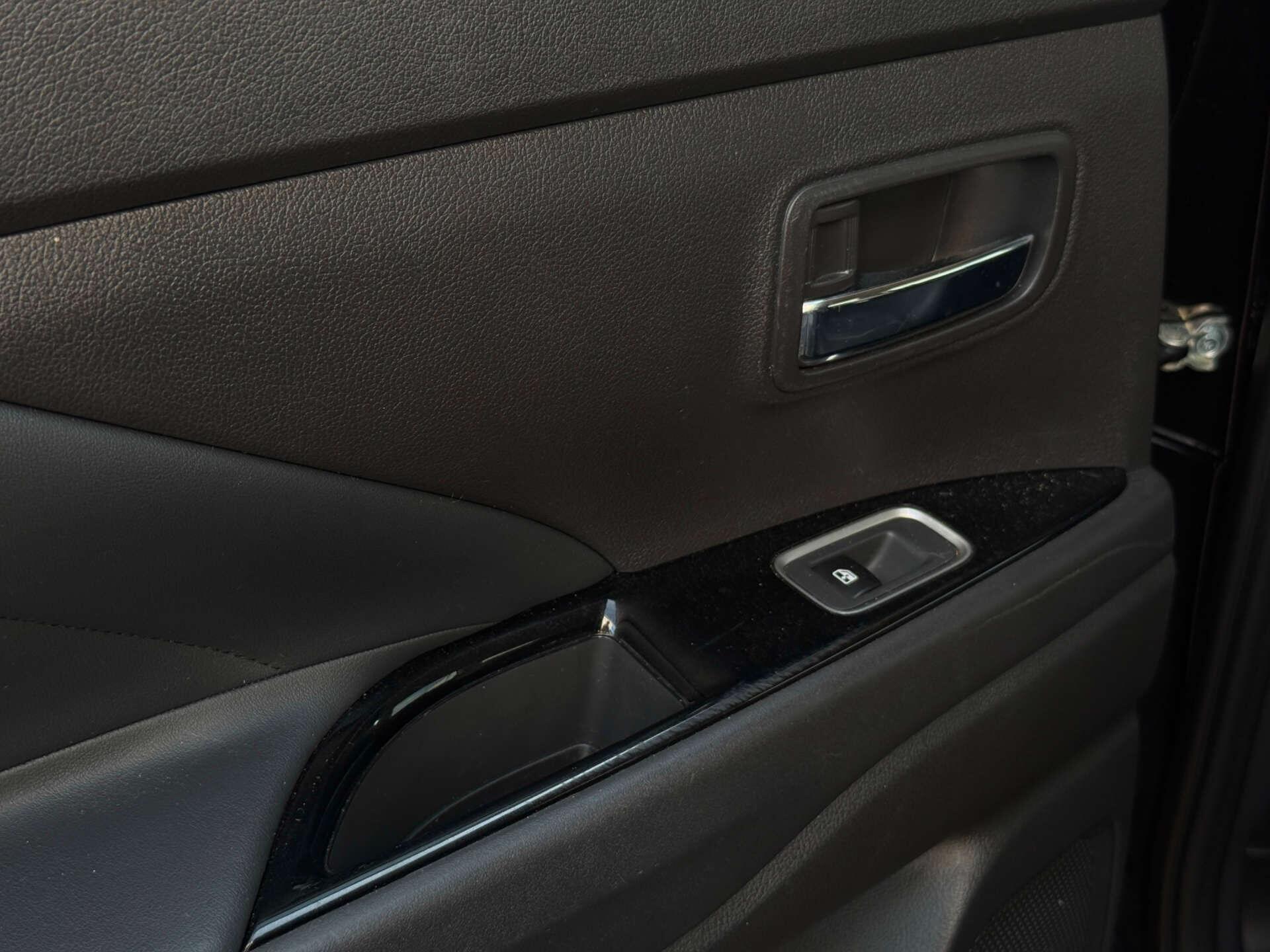 Mitsubishi Outlander view 24
