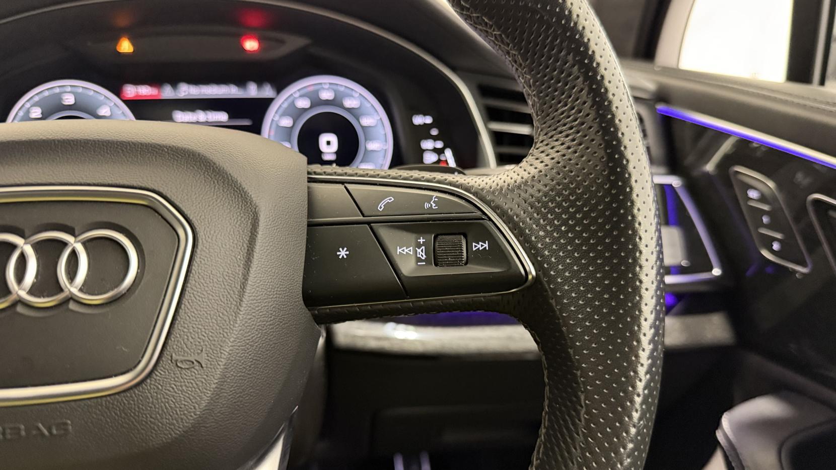 Audi Q7 view 18