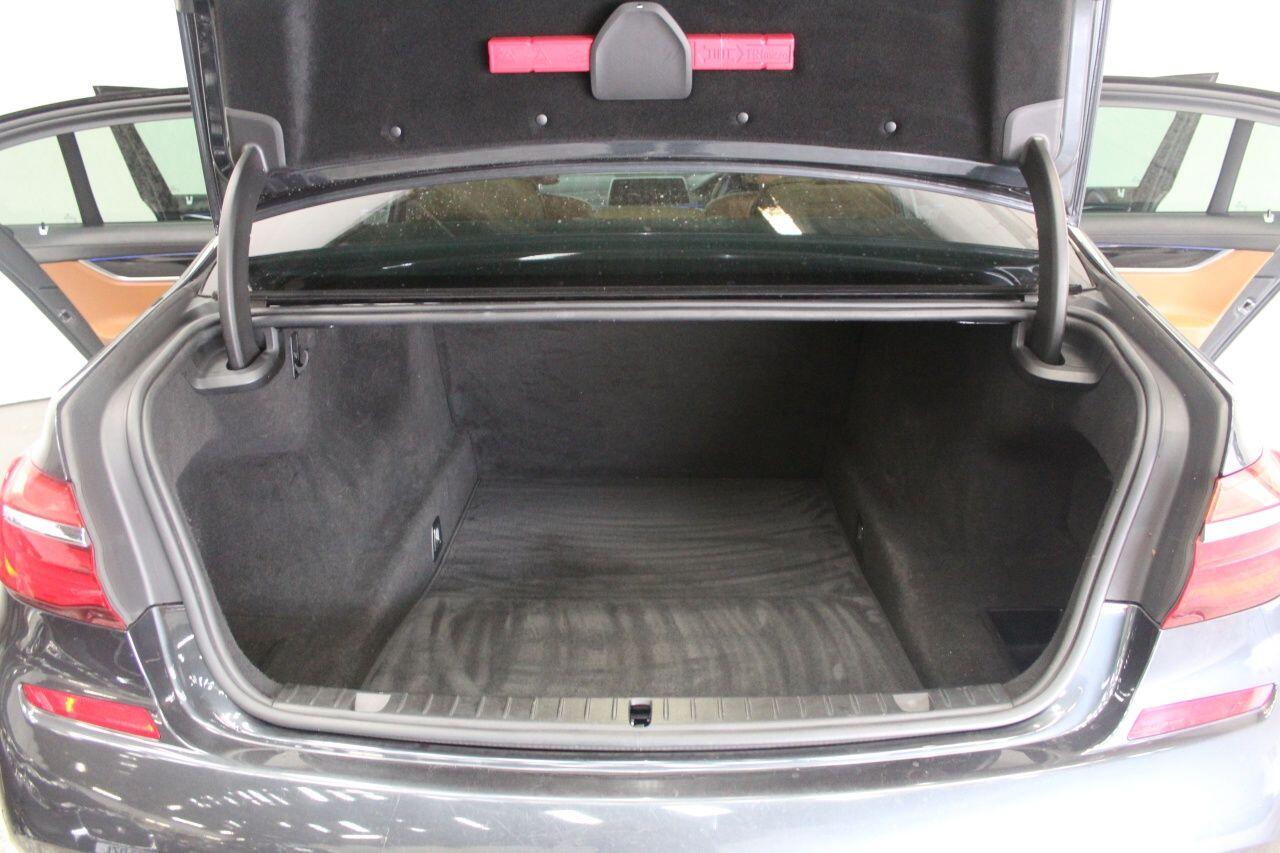 BMW 7 Series view 24