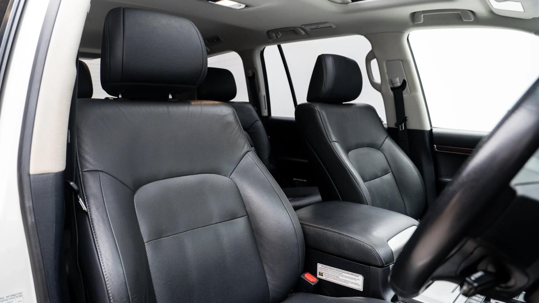 Toyota Land Cruiser view 3