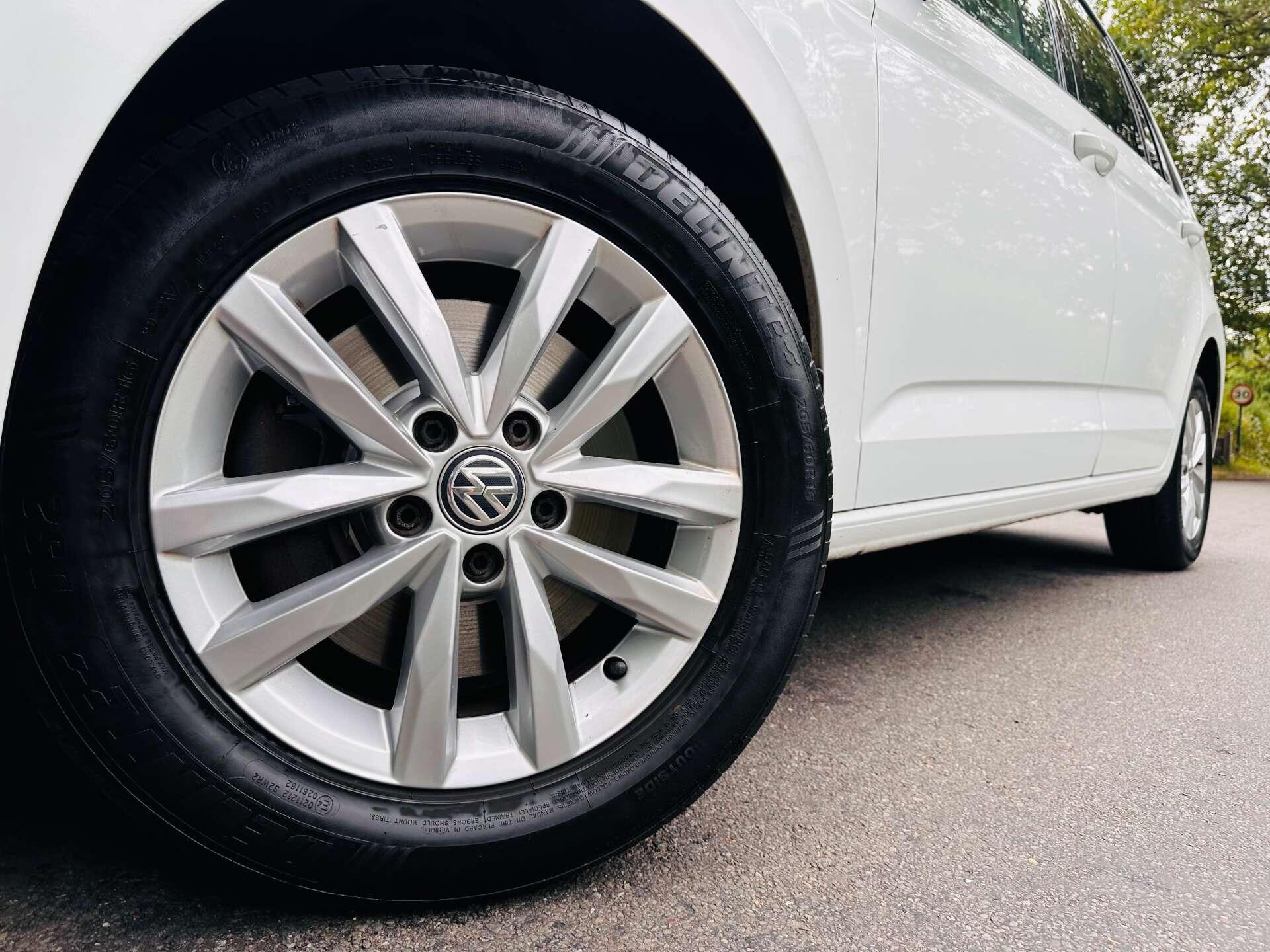 Volkswagen Touran view 32