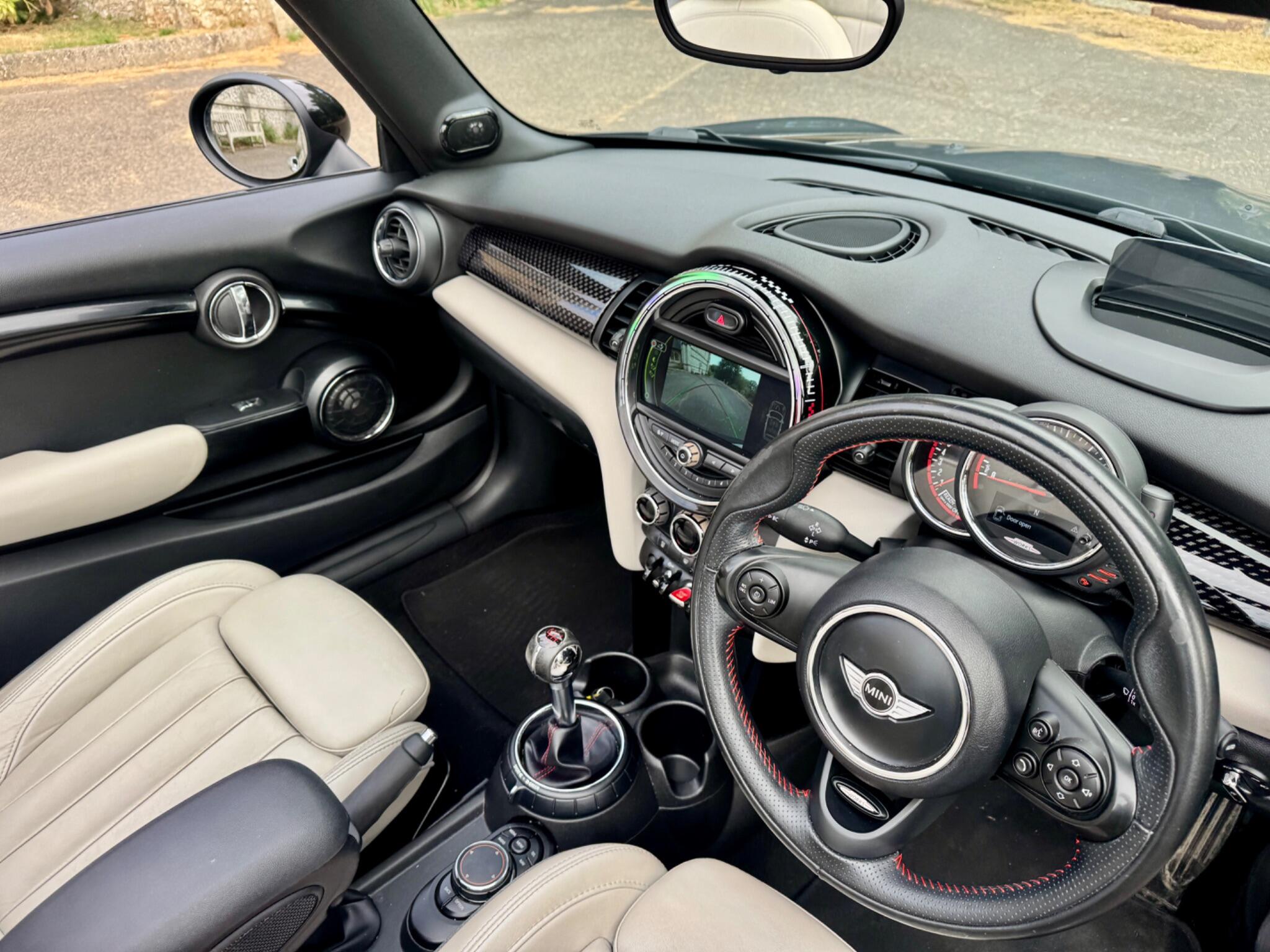 Mini Convertible view 31