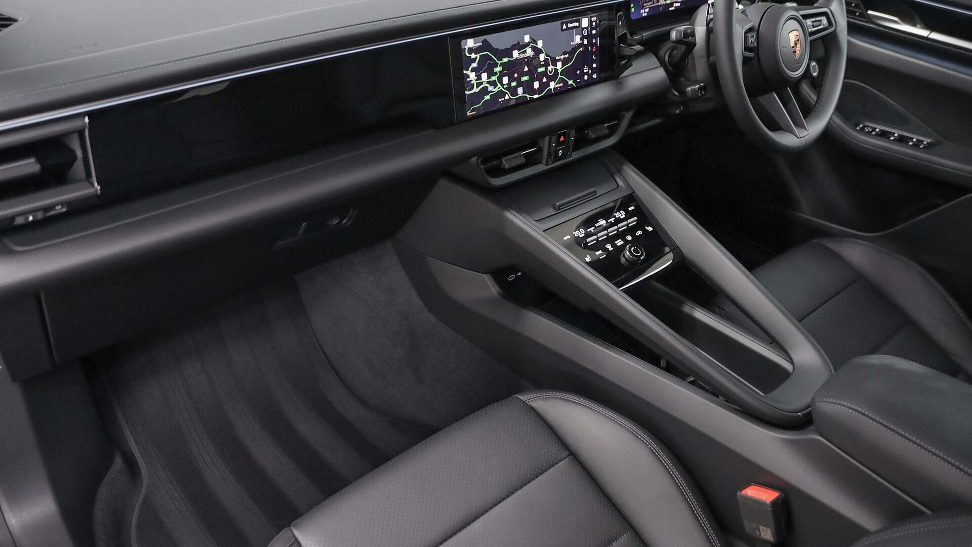 Porsche Macan view 3