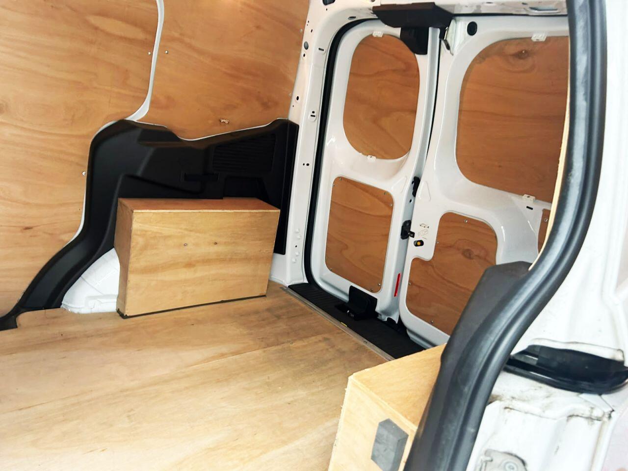 Ford Transit Courier view 21