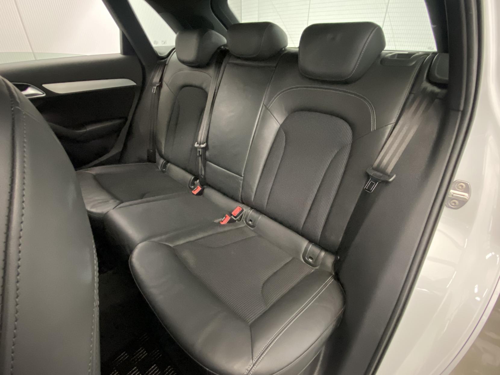 Audi Q3 view 33