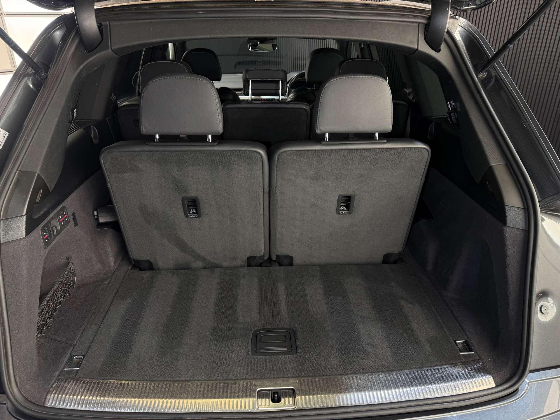 Audi Q7 view 11