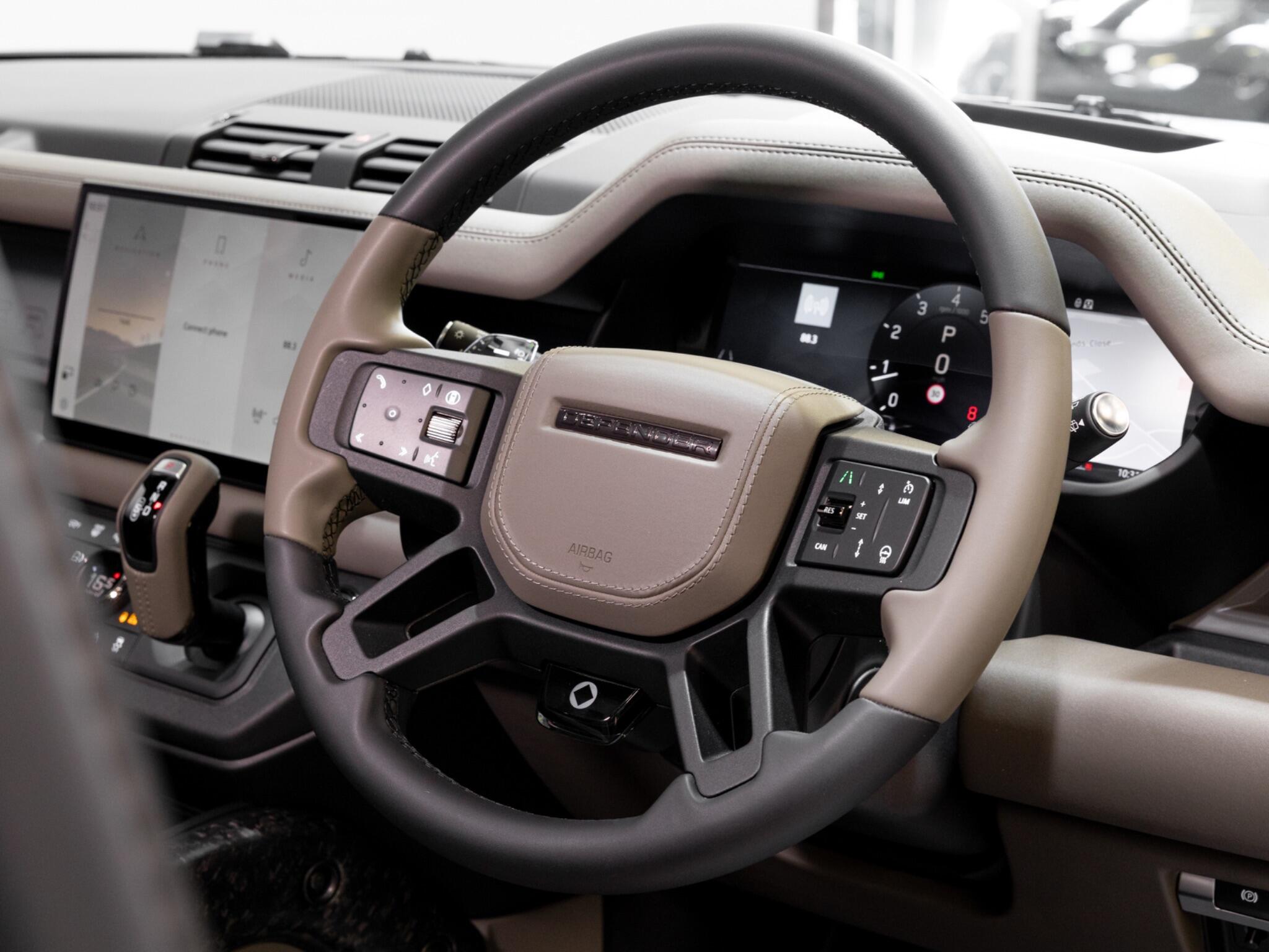 Land Rover Defender 110 view 8