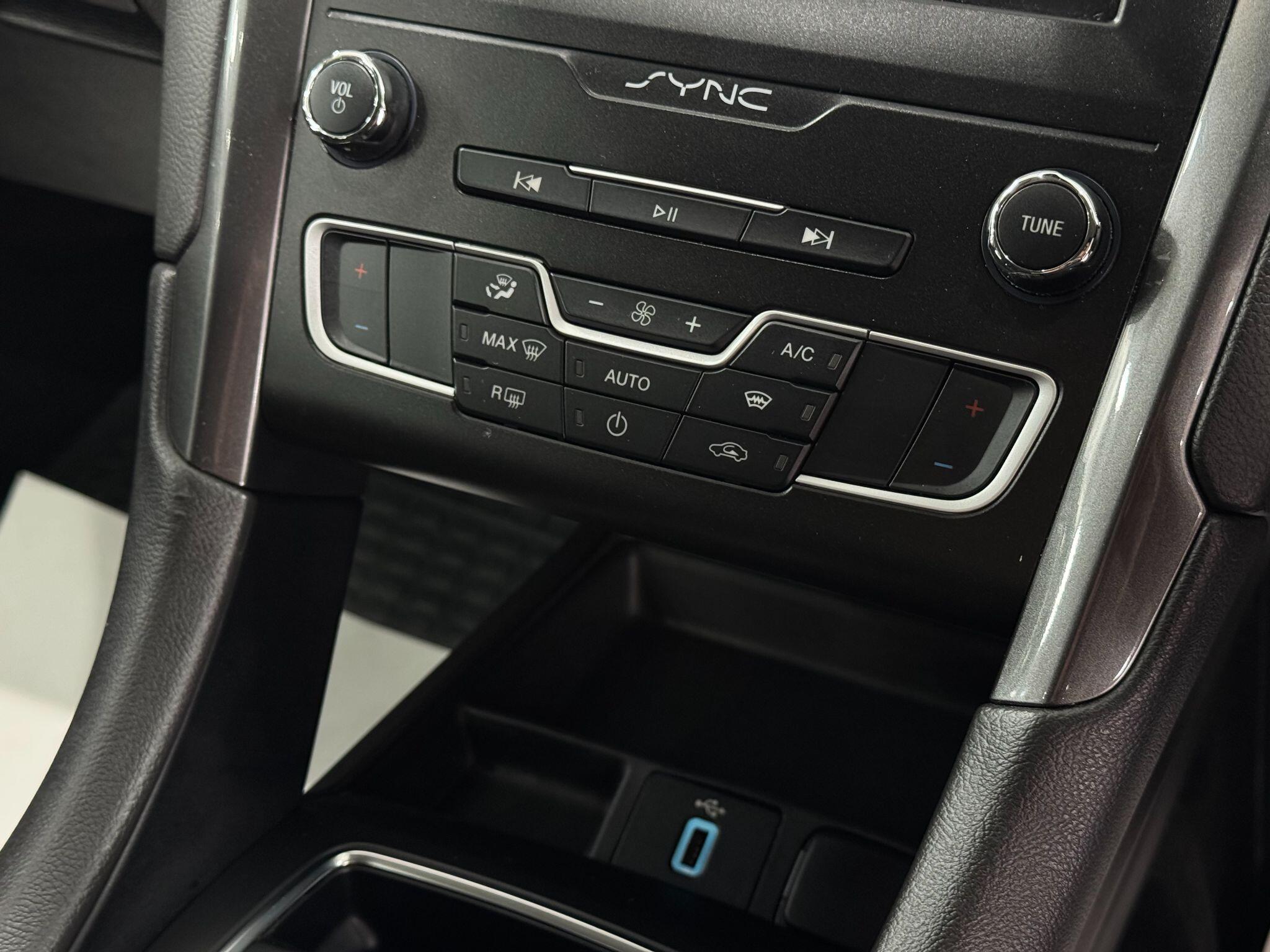 Ford Mondeo view 24