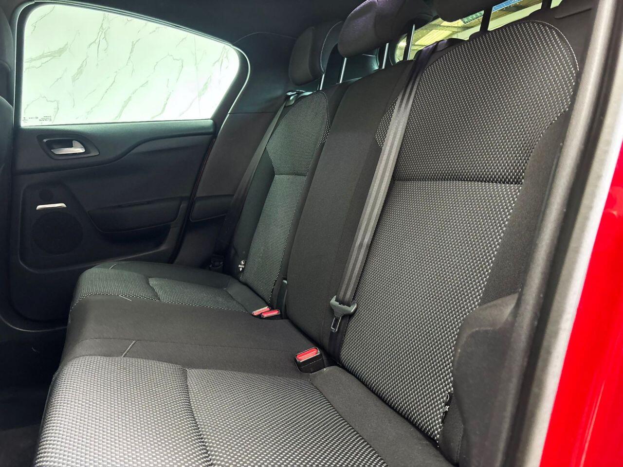 DS Automobiles DS 4 view 20