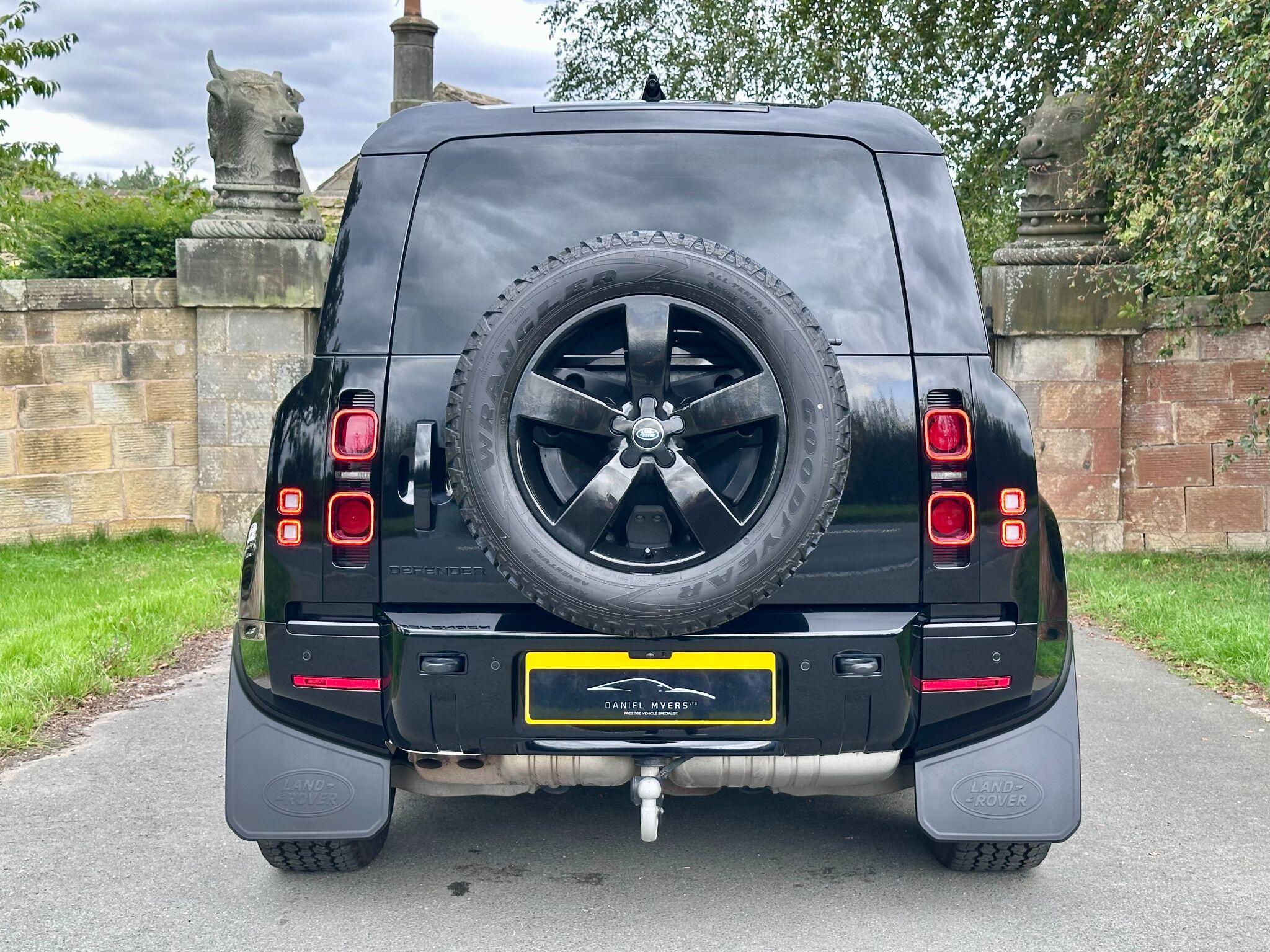 Land Rover Defender 90 view 5