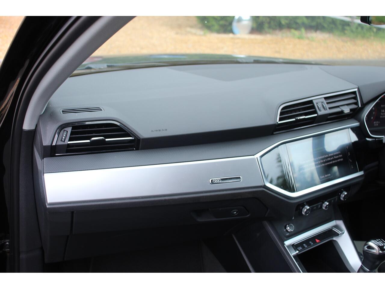 Audi Q3 view 14