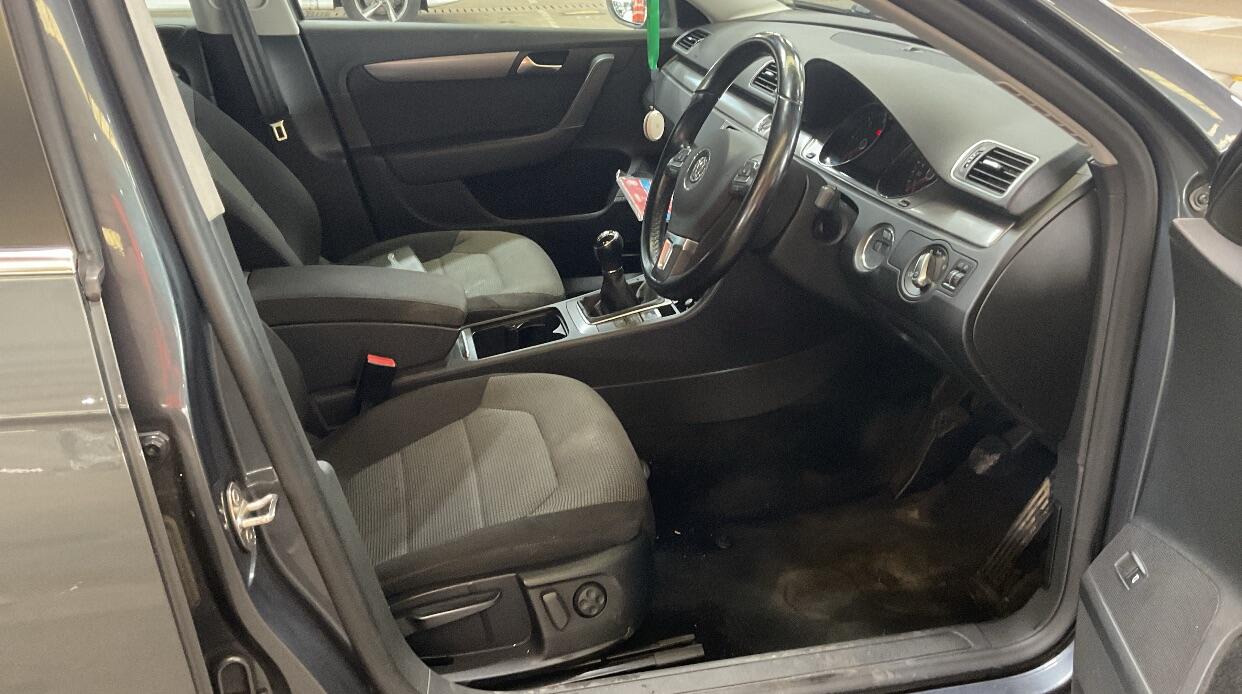 Volkswagen Passat view 11