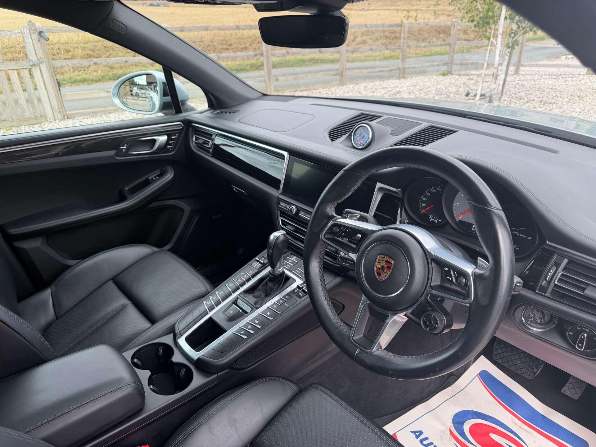 Porsche Macan view 20