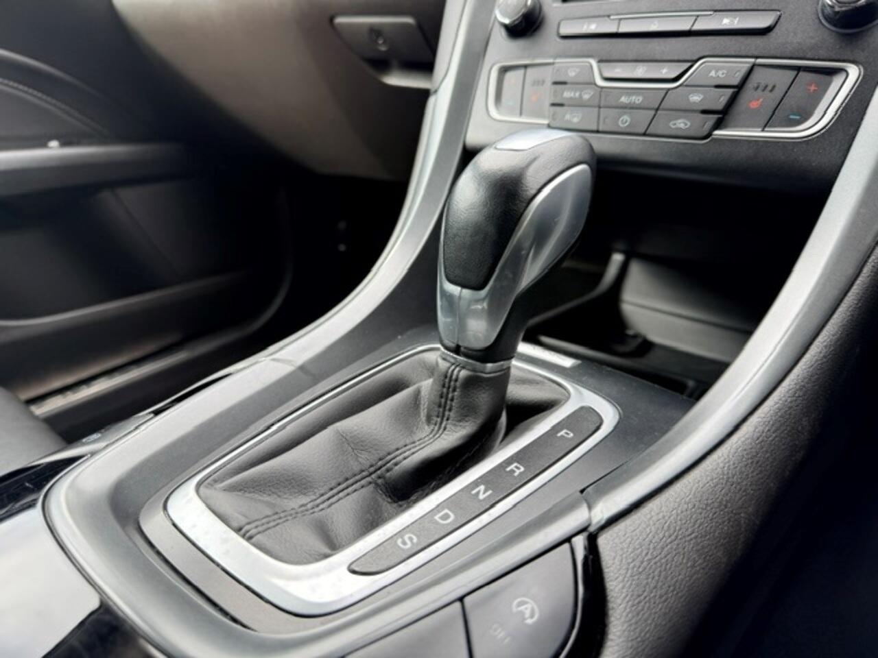 Ford Mondeo view 23