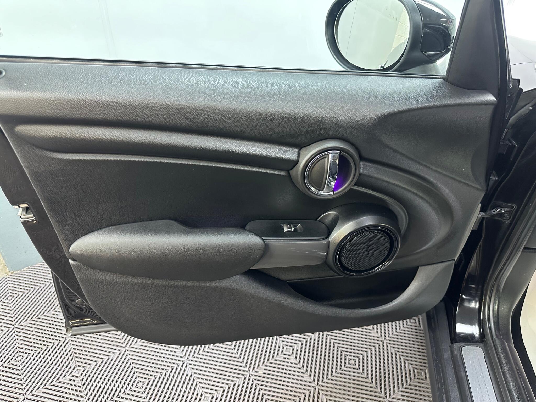 Mini Hatch view 39