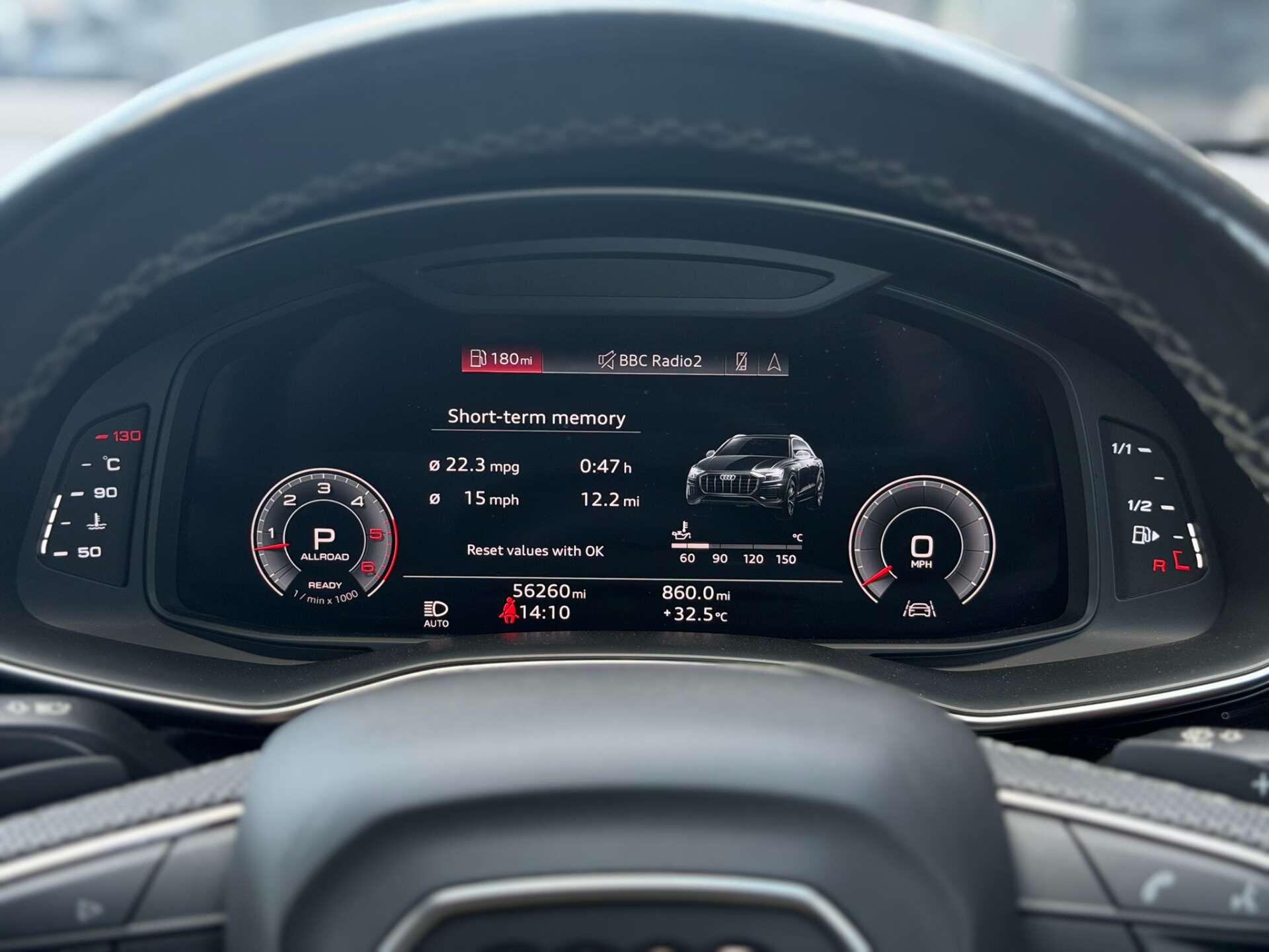 Audi Q8 view 29
