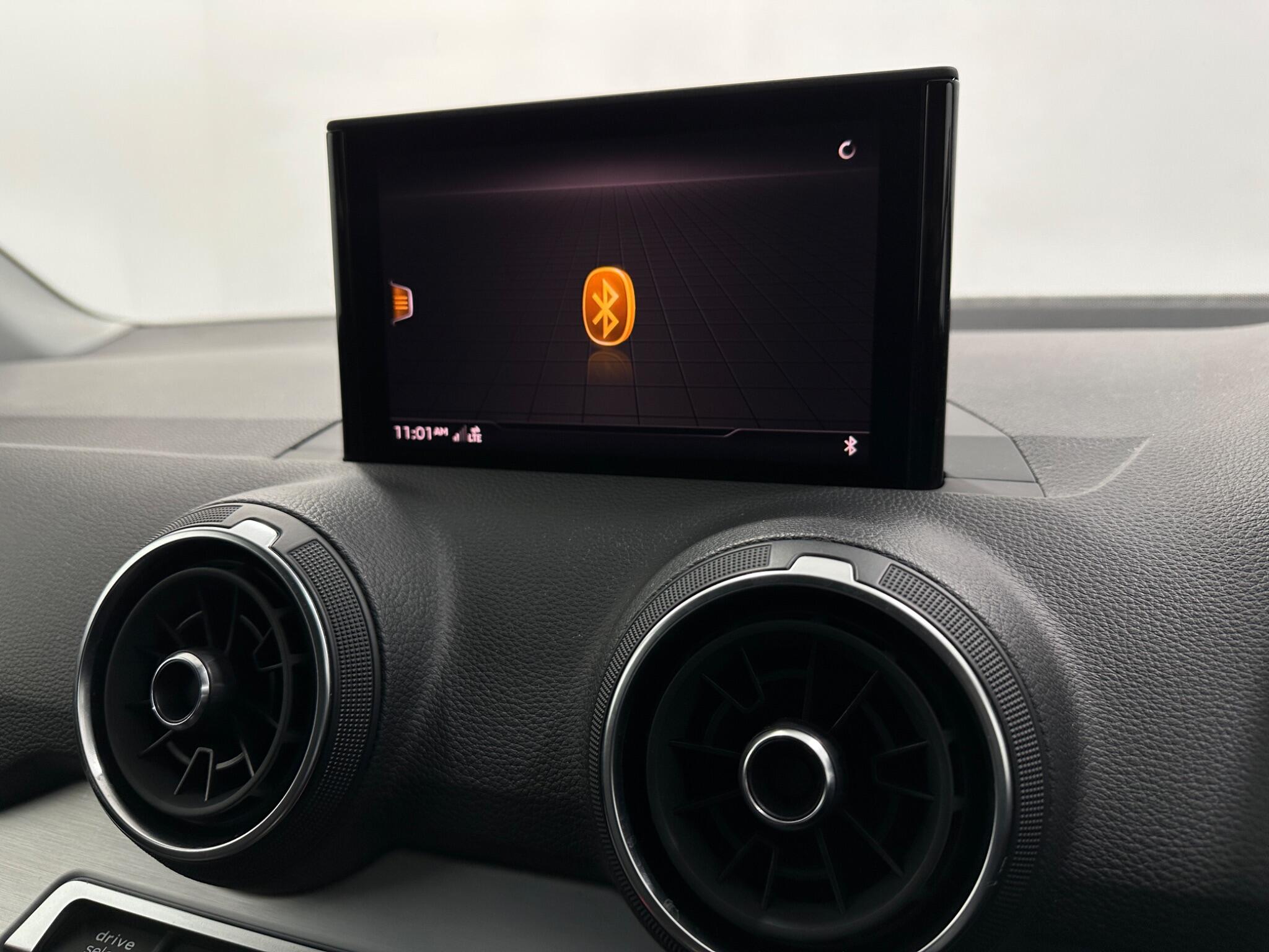 Audi Q2 view 25