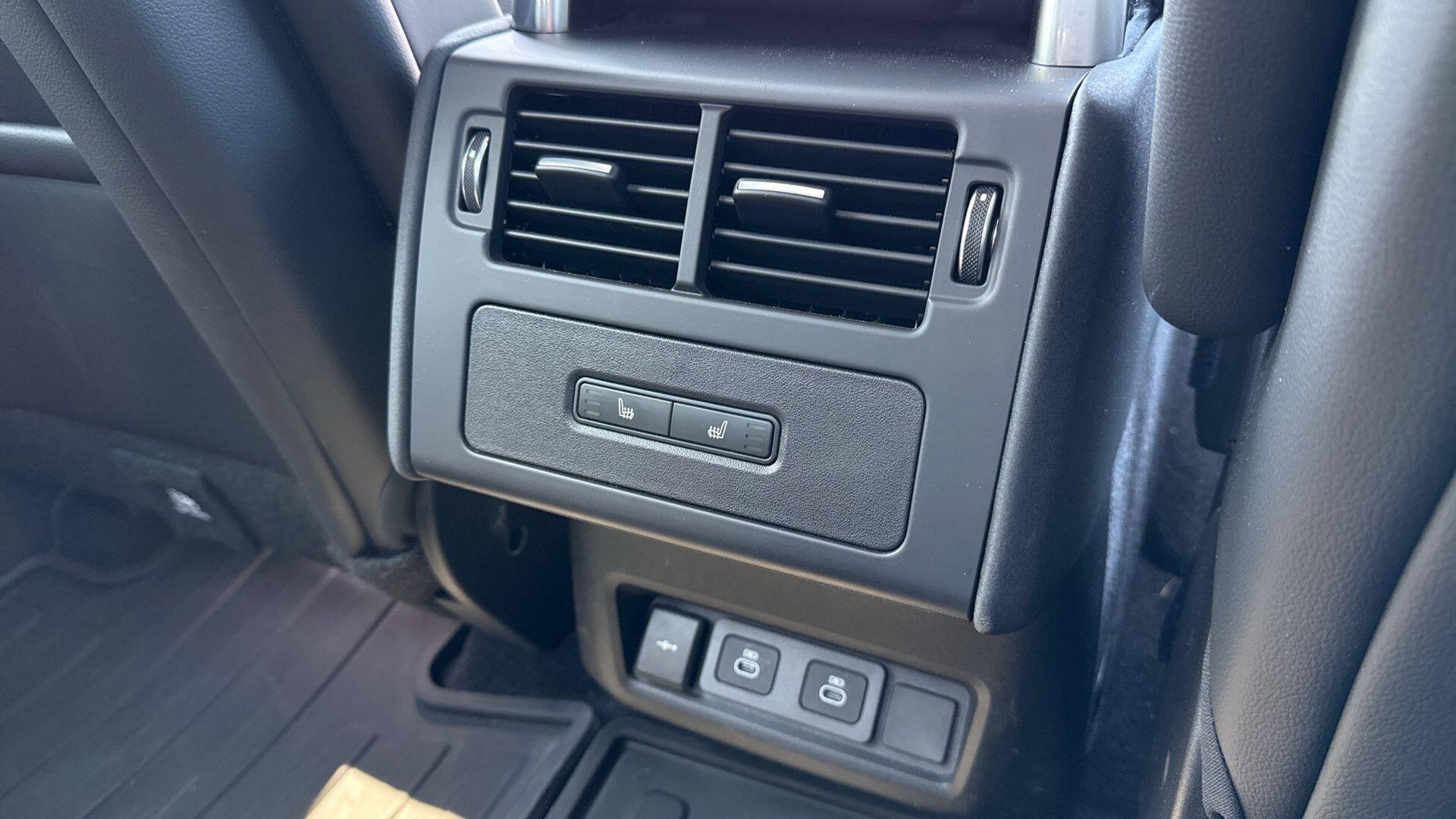 Land Rover Discovery view 18