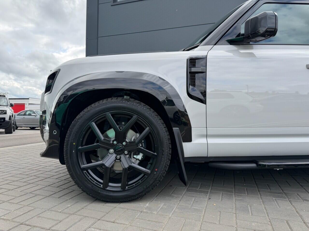 Land Rover Defender 110 view 12