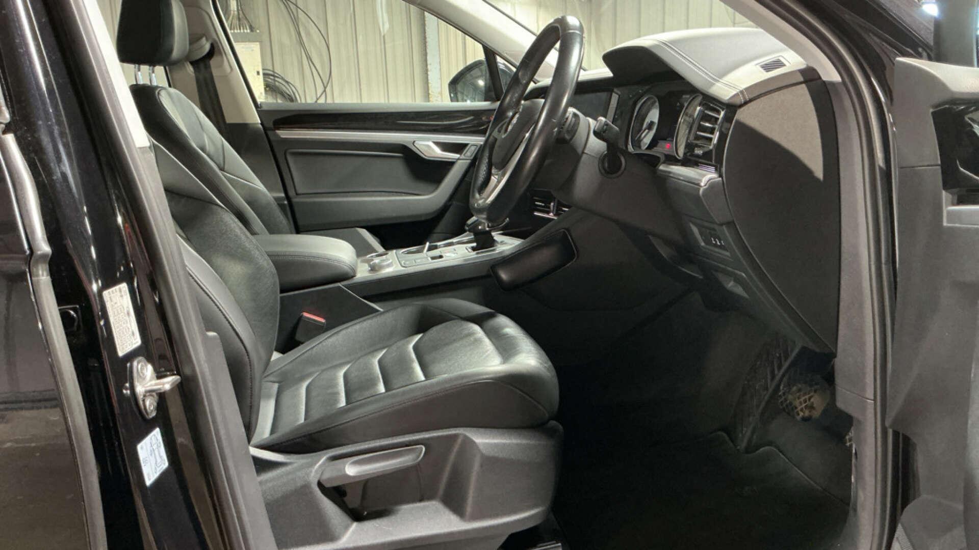 Volkswagen Touareg view 9