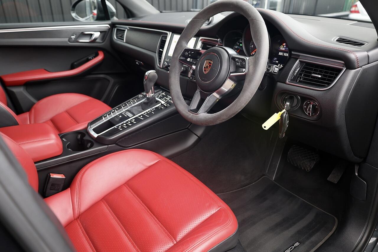 Porsche Macan view 8