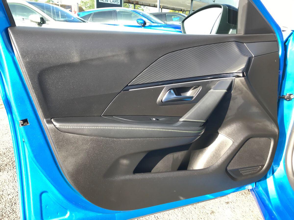 Peugeot 208 view 18