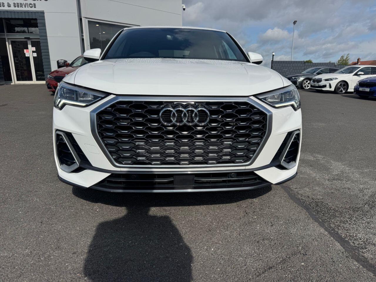Audi Q3 view 8