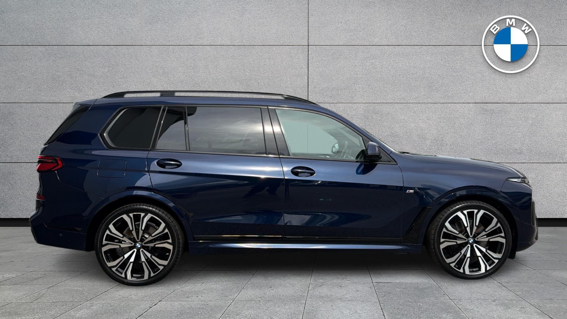 BMW X7 view 3