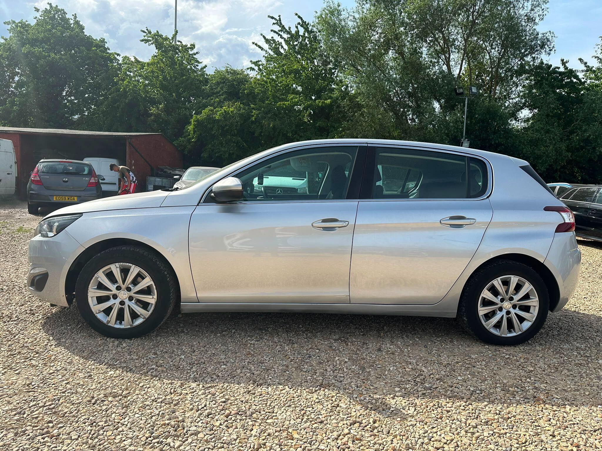 Peugeot 308 view 6