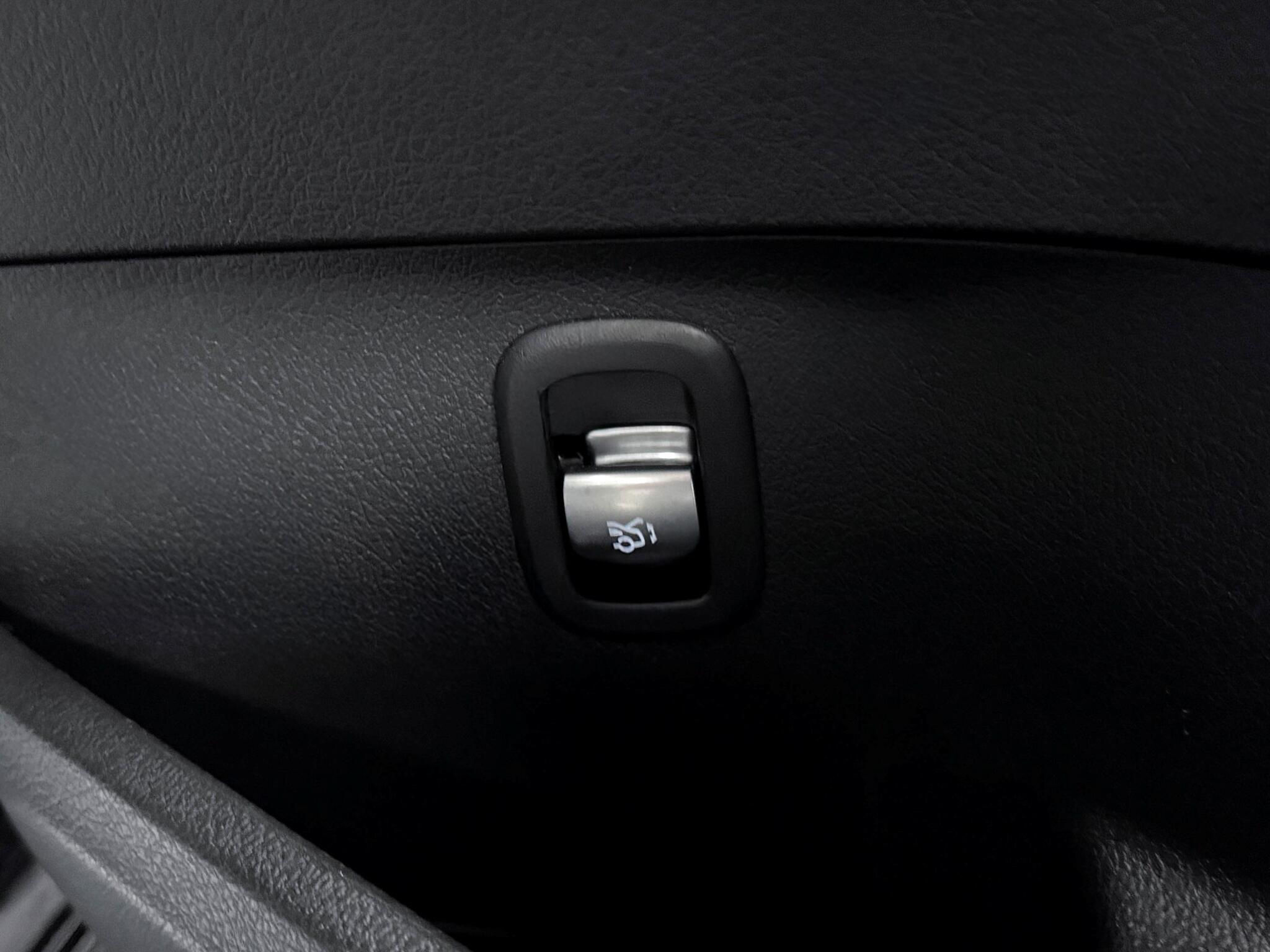 Mercedes-Benz C-Class view 26