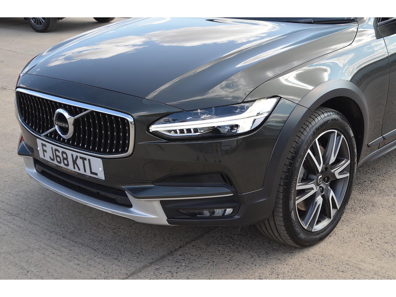 Volvo V90 Cross Country view 43