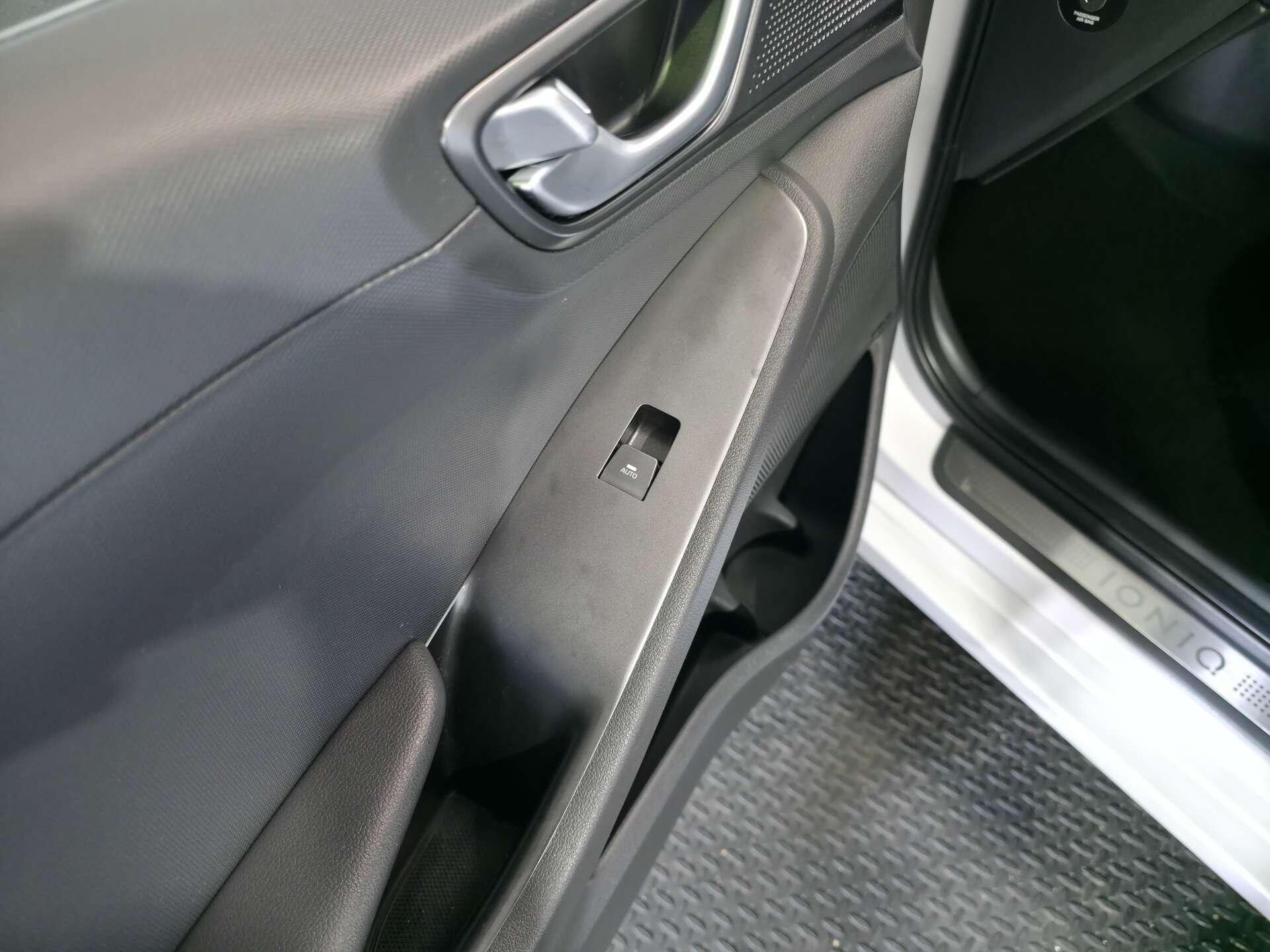 Hyundai Ioniq view 65