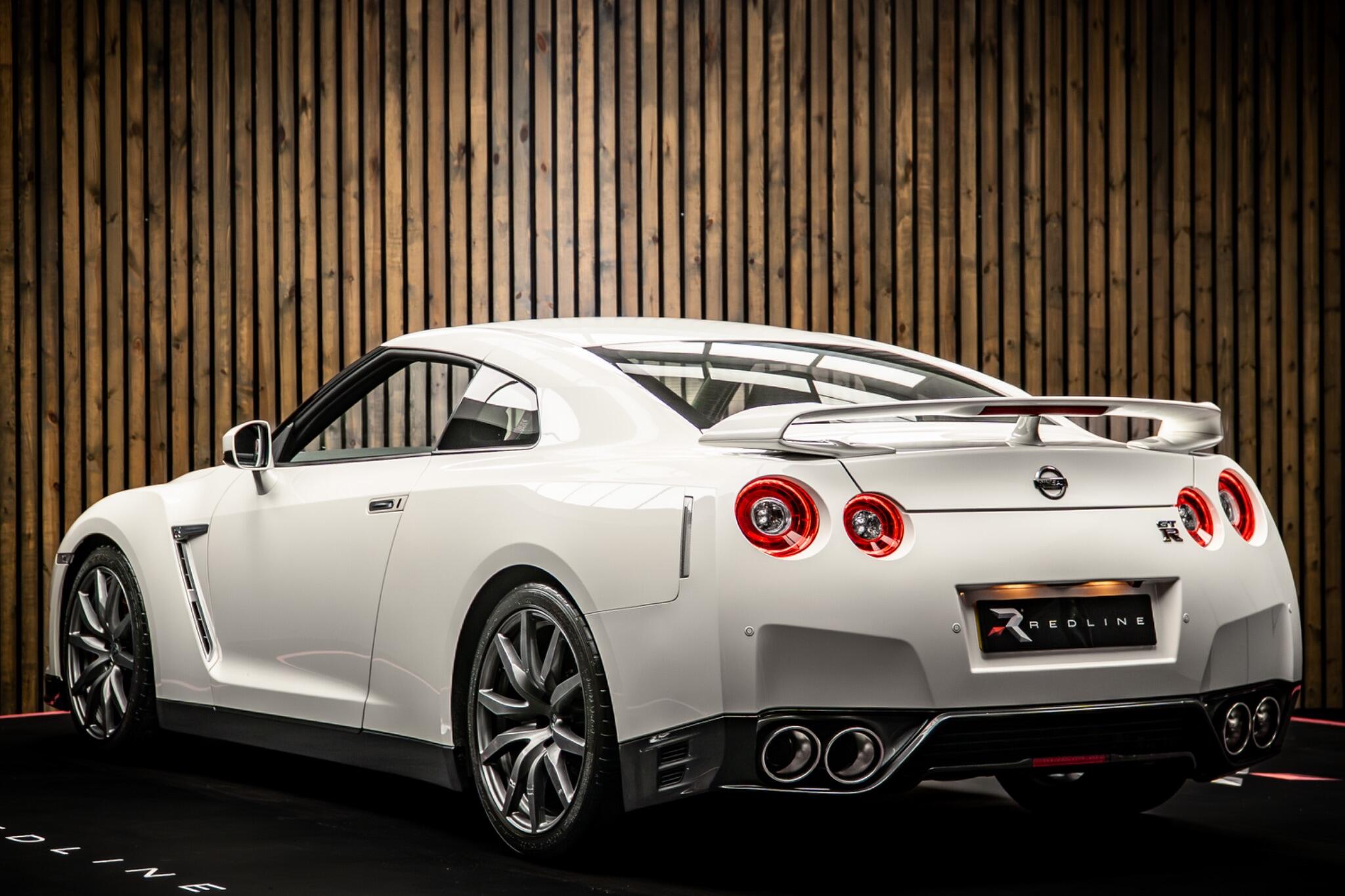 Nissan GT-R view 3