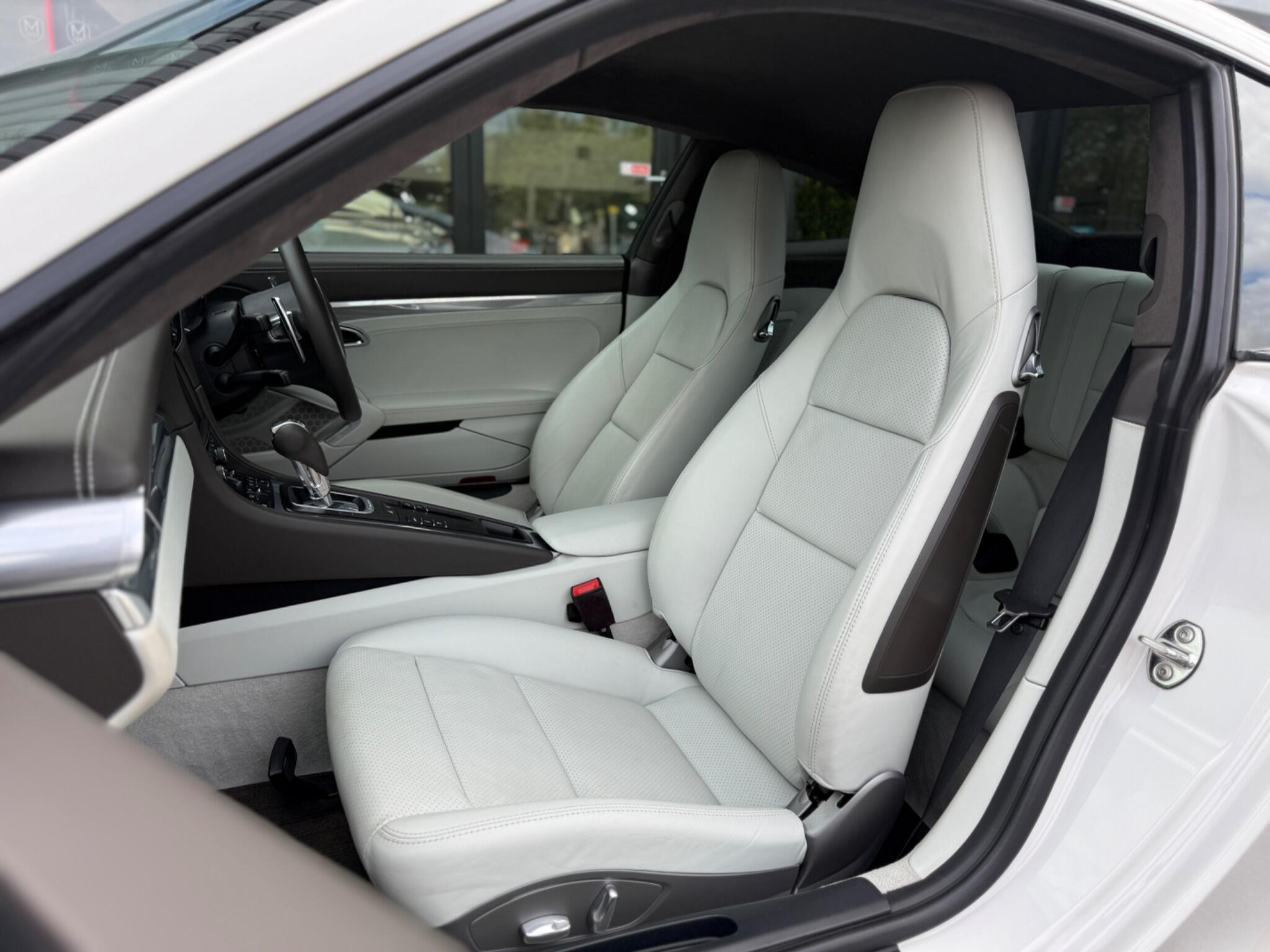 Porsche 911 view 40
