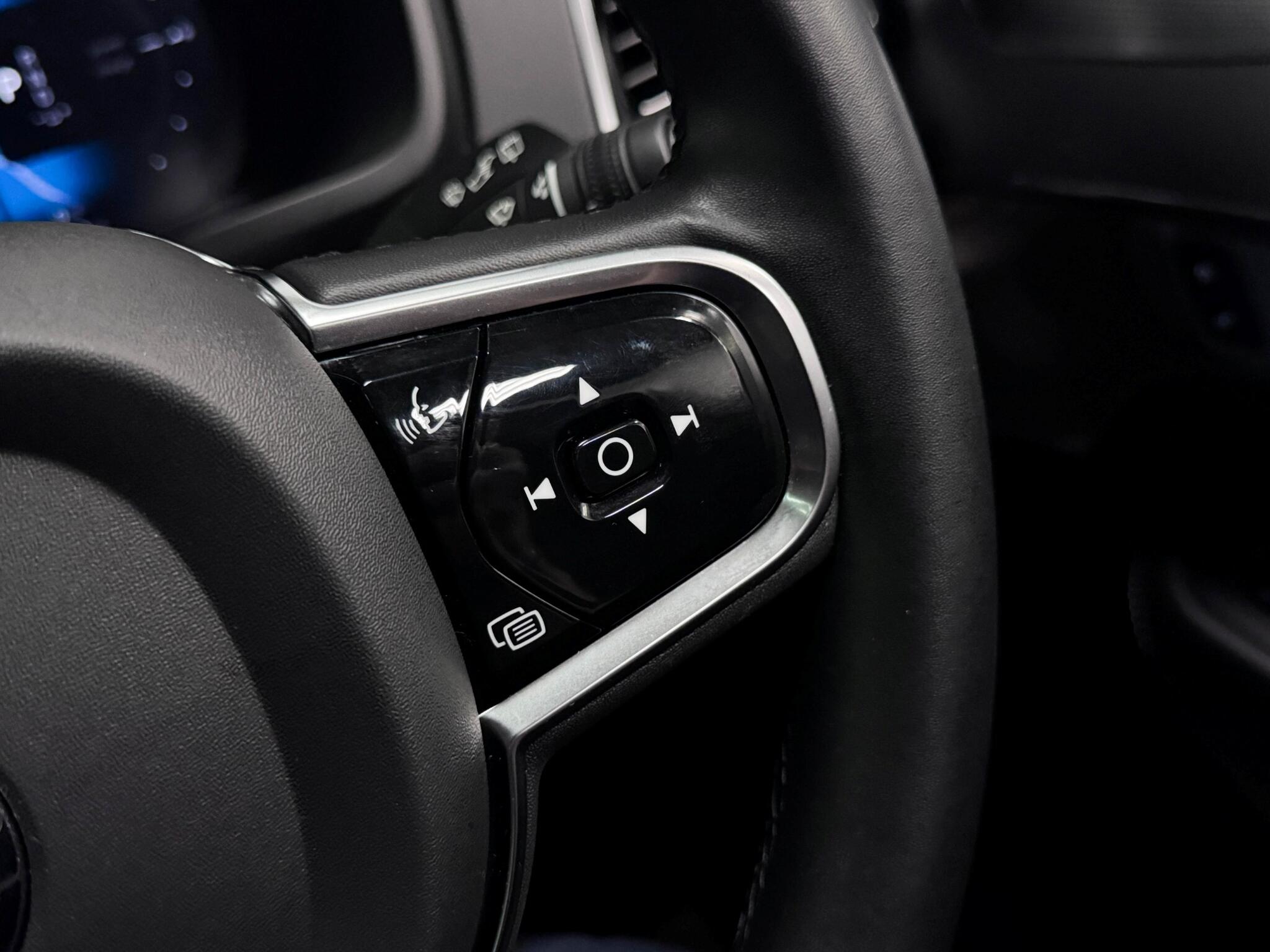 Volvo XC90 view 19