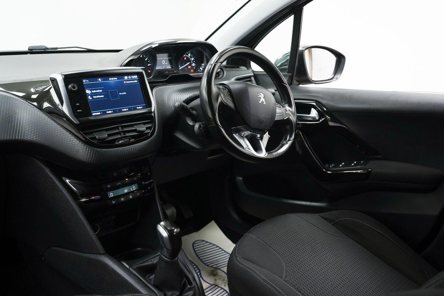 Peugeot 208 view 6