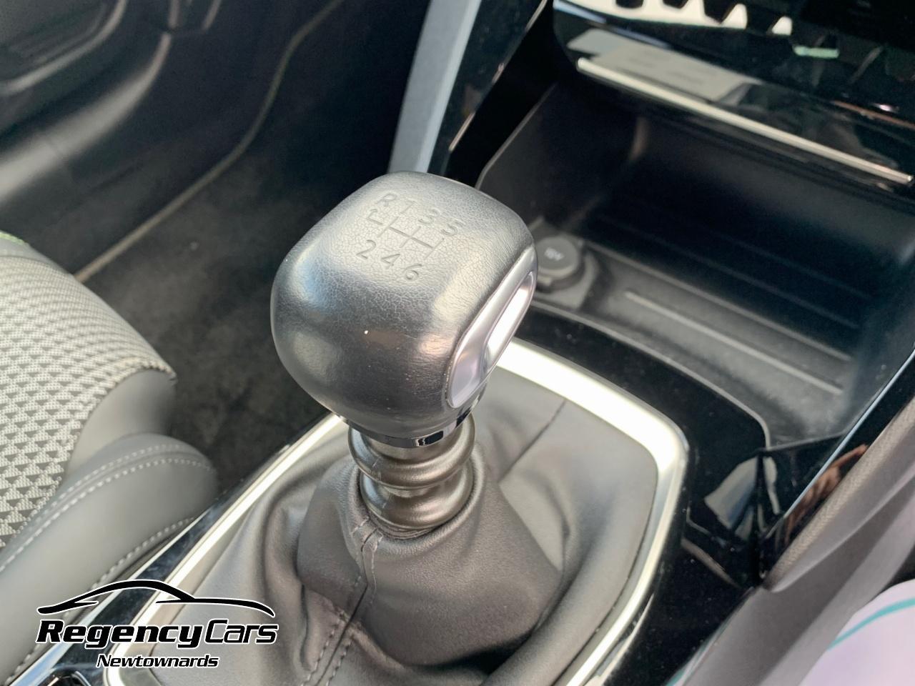 Peugeot 208 view 11