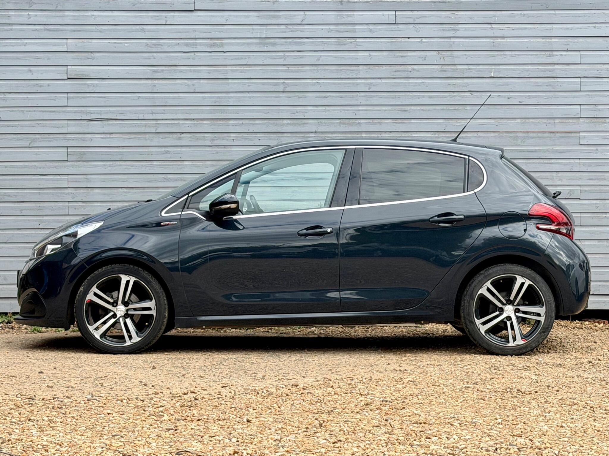 Peugeot 208 view 9