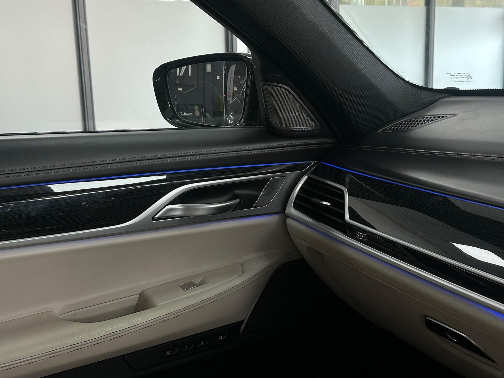 BMW 7 Series view 32