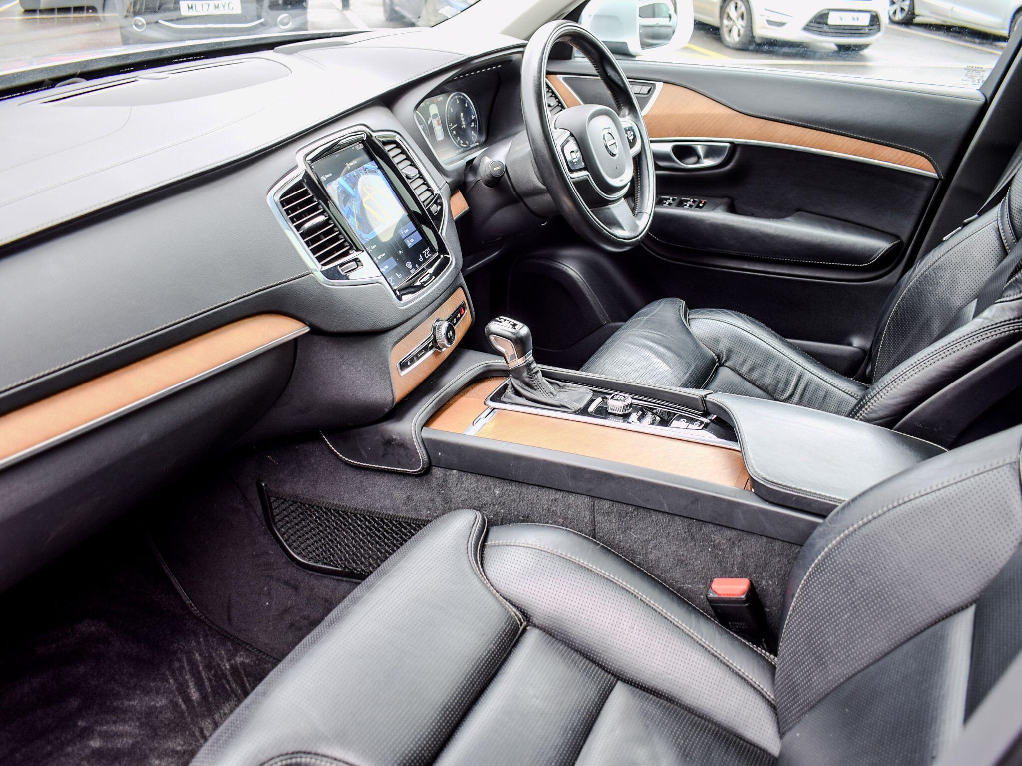 Volvo XC90 view 10