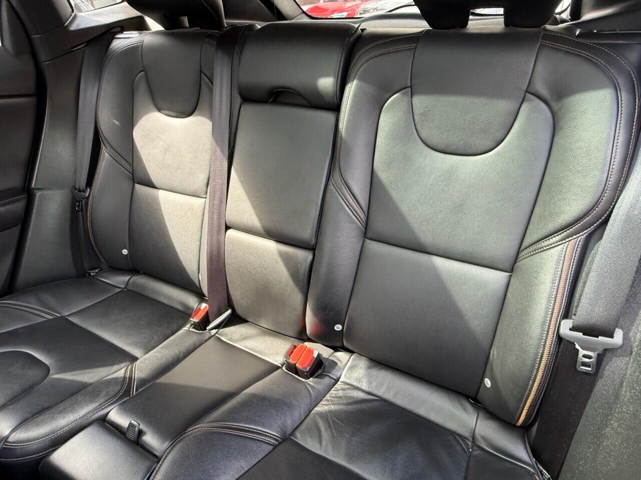 Volvo V40 Cross Country view 23