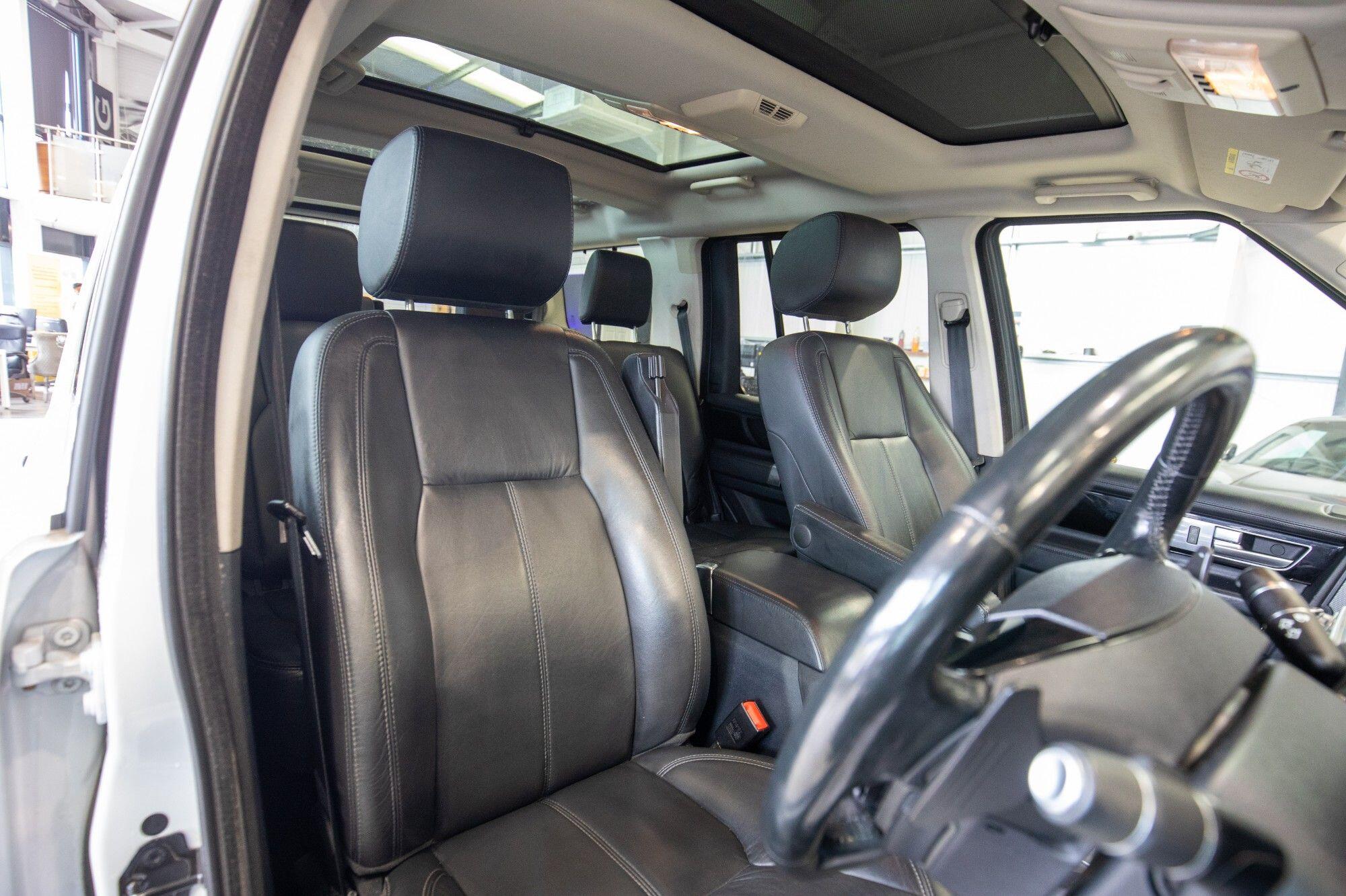 Land Rover Discovery view 3