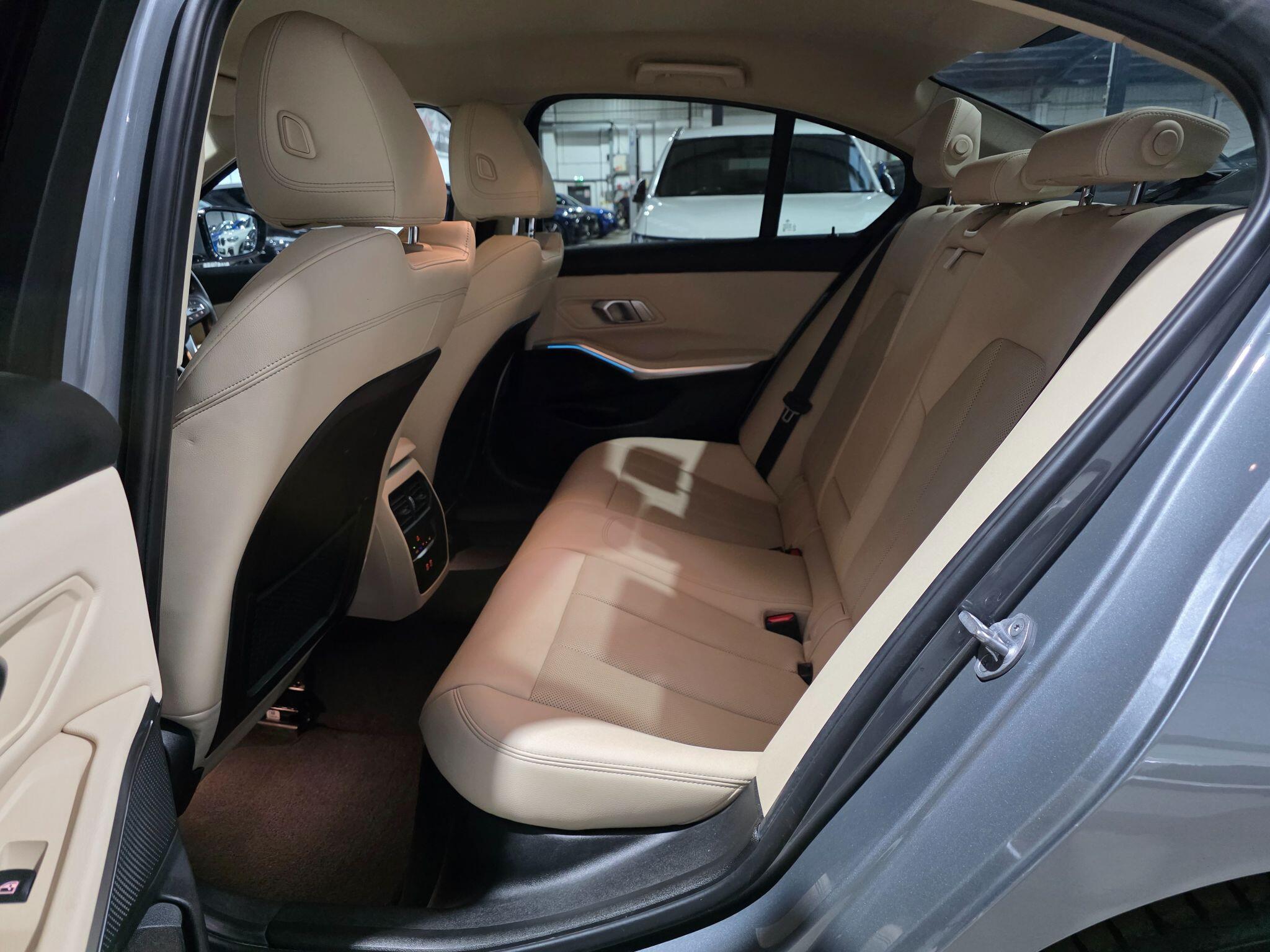 BMW 3 Series view 28