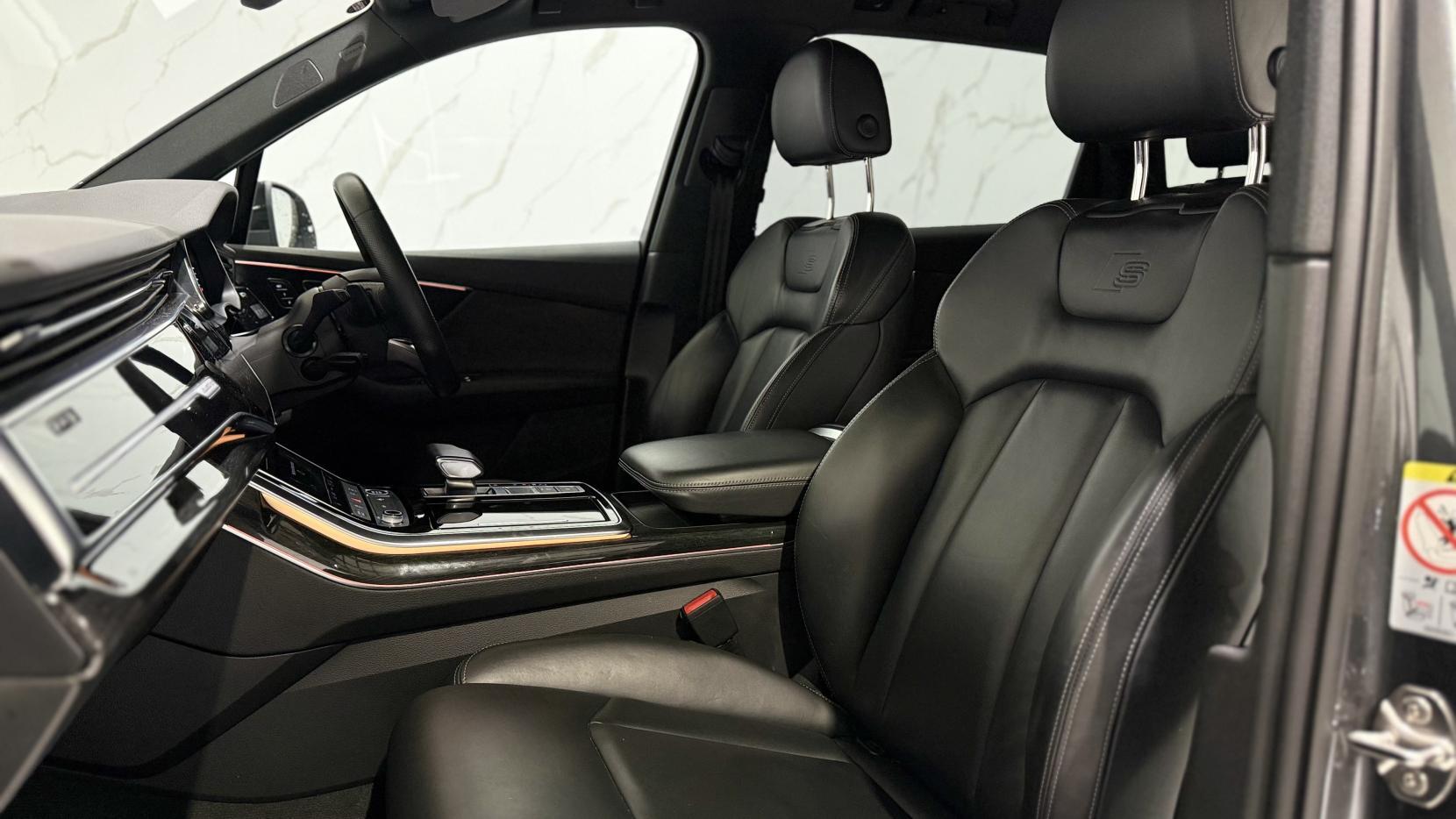 Audi Q7 view 8